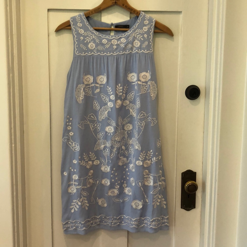HTML blue sleeveless embroidered dress